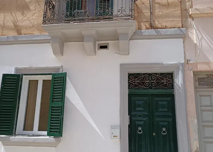 Traditional 2 Bedroom House With Yard Ssch1-1