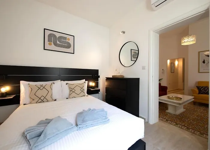Traditional 2 Bedroom House With Yard Ssch1-1