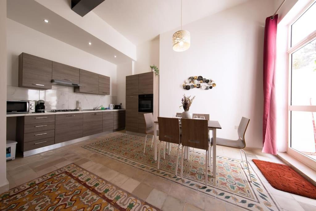 Traditional 2 Bedroom House With Yard Ssch1-1