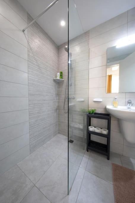 Holiday home Traditional 2 Bedroom House With Yard Ssch1-1